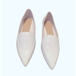 Closed toe shoe white